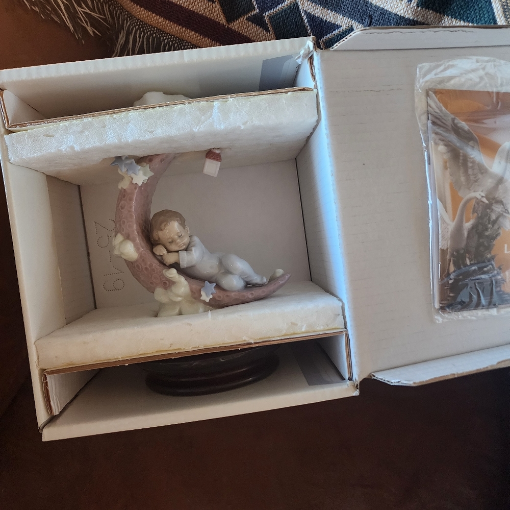 Lladro Heavenly Slumber Musical Statue